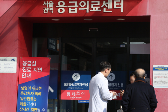 Medical staff talks to a patient's family member in front of a university hopsital in Seoul on Feb. 5. [NEWS1] 
