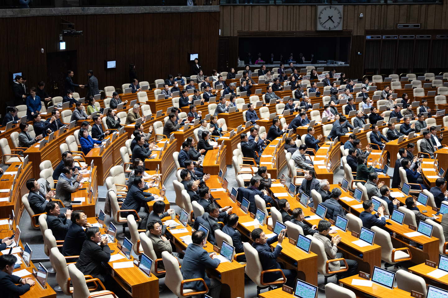 Lawmakers applaud National Assembly Speaker Woo Won-shik as voting begins after the end of a filibuster on a partial amendment to the Police Officers’ Duties Execution Act during the first plenary session of the 430th National Assembly at the National Assembly in Yeouido, western Seoul on Dec. 14. [NEWS1]