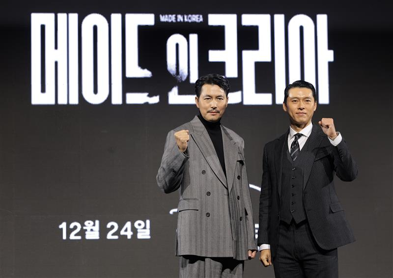 Actor Jung Woo-sung, left, and Hyun Bin from Disney+'s "Made in Korea" pose for photos during the show's press conference held in southern Seoul on Dec. 15. [NEWS1]