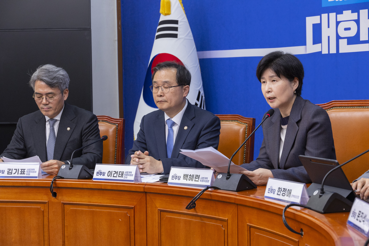 Back Hye-ryun, chair of the Democratic Party’s Special Committee on Judicial Reform (right), explains details of proposed judicial reform measures during a press briefing at the National Assembly in Yeouido, Seoul, on Oct. 20. [YONHAP]