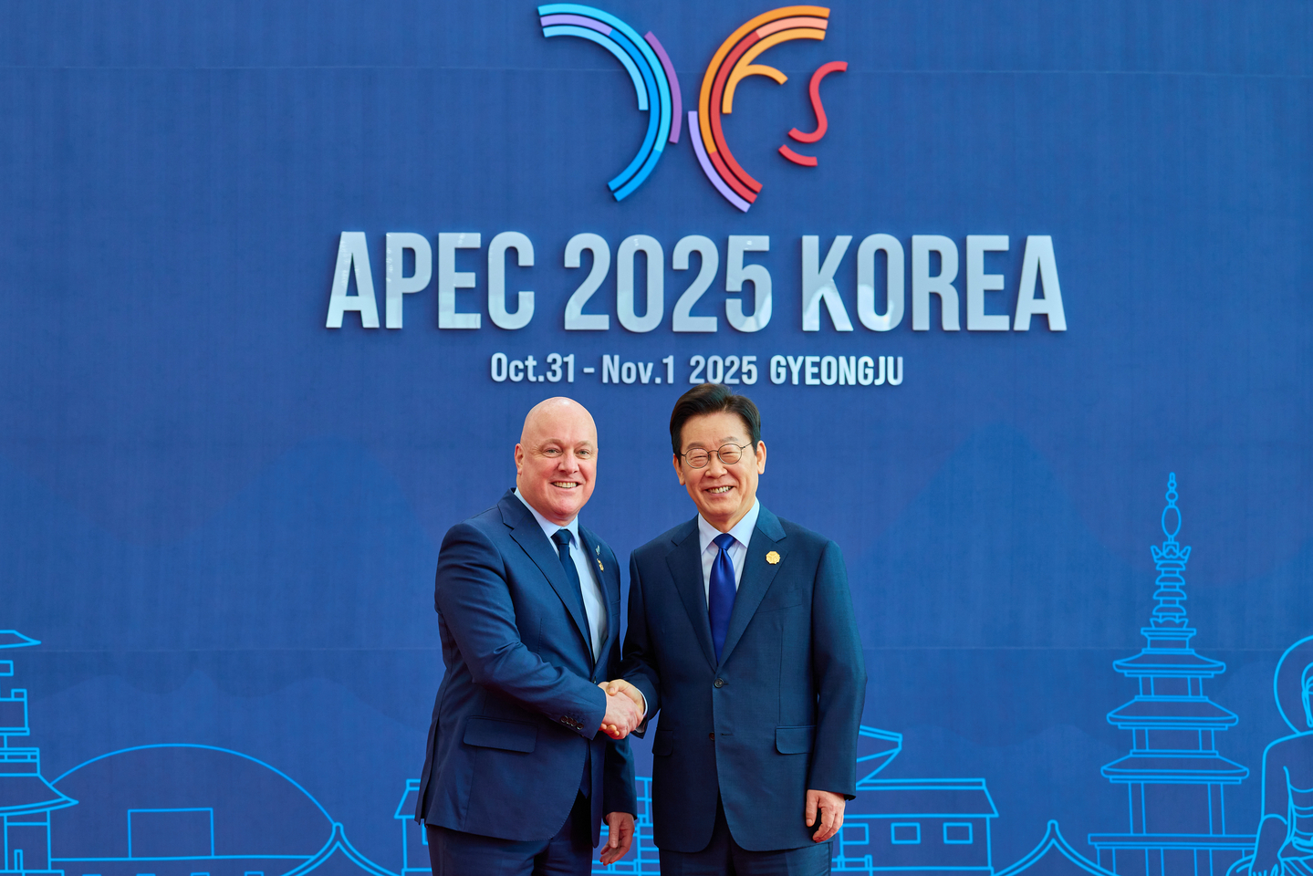 South Korea's President Lee Jae Myung, right, shakes hands with New Zealand's Prime Minister Christopher Luxon at the Hwabaek International Convention Center (HICO), a venue of the Asia-Pacific Economic Cooperation (APEC) Economic Leaders' Meeting, in Gyeongju, North Gyeongsang, on Oct. 31. [PRESIDENTIAL OFFICE]