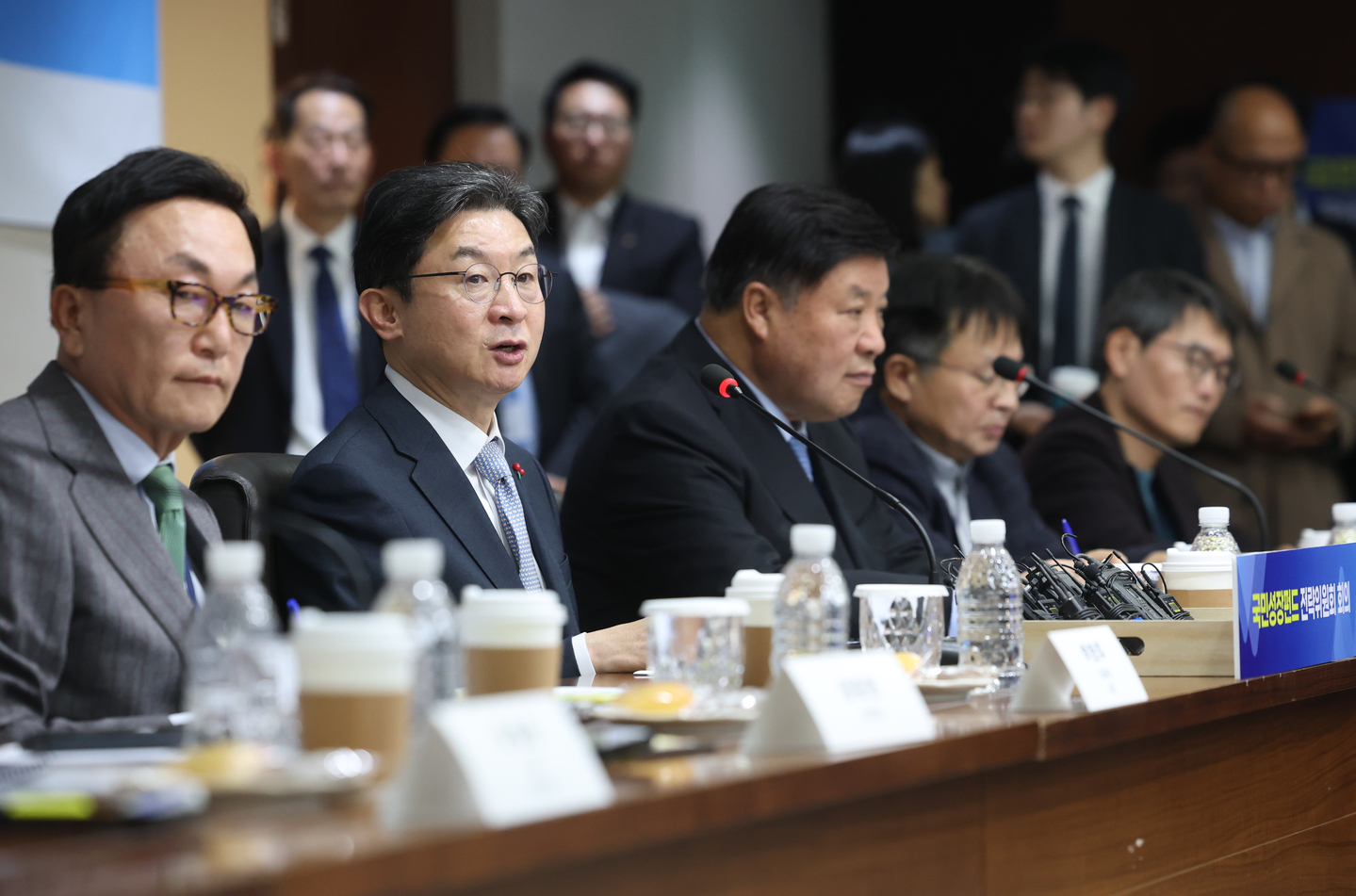 Lee Eog-weon, second from left, chairman of the Financial Services Commission (FSC), speaks during a ceremony to mark the launch of the Public Growth Fund in Seoul, on Dec. 11. [YONHAP]
