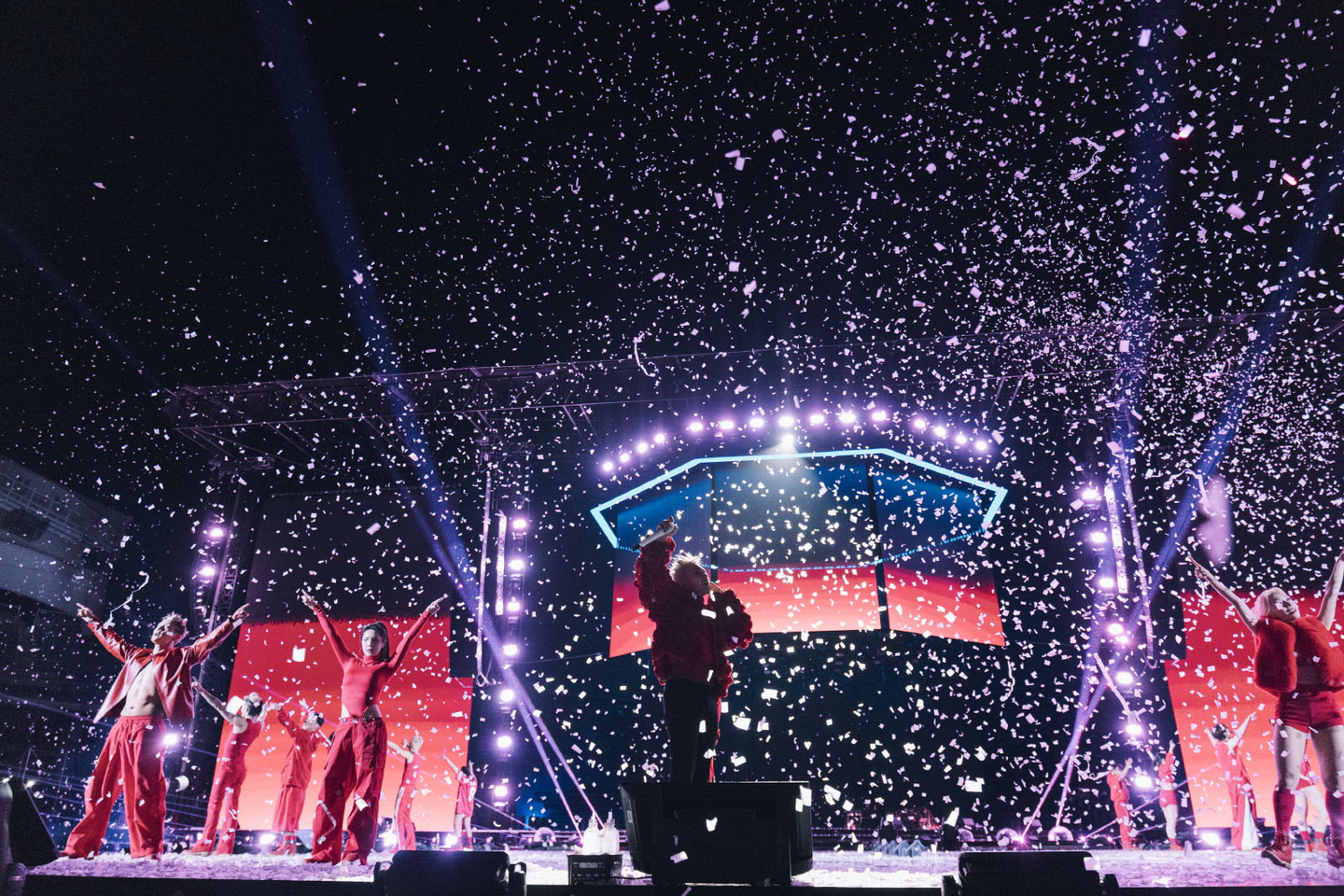 Singer G-Dragon, center, performs during his concert at Goyang Stadium in Goyang, Gyeonggi, on March 29. [NEWS1] 