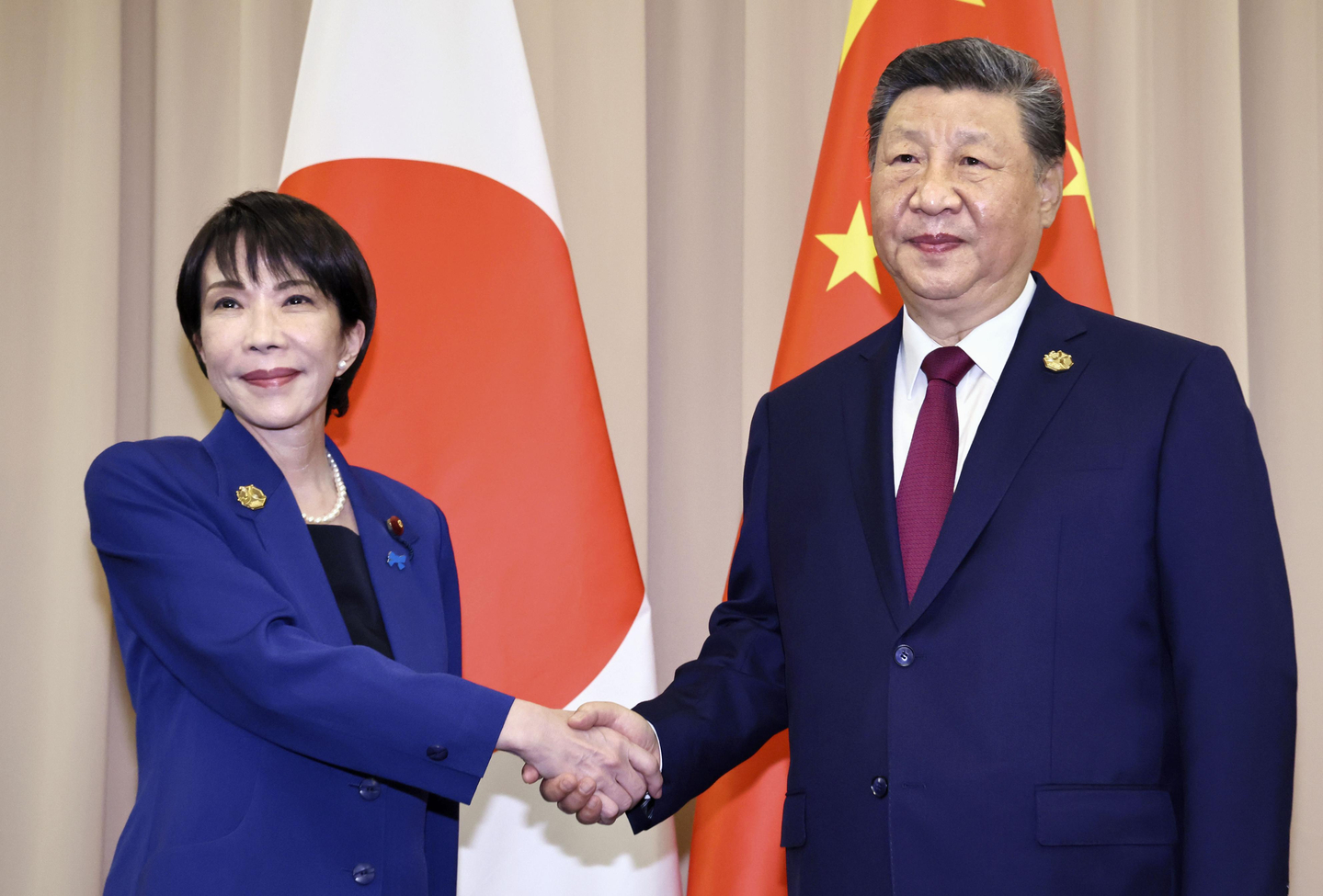 Chinese President Xi Jinping and Japanese Prime Minister Sanae Takaichi shake hands ahead of a China–Japan summit held in Gyeongju on Oct. 31. [YONHAP]