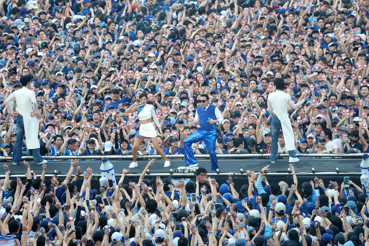 Singer Psy performs on stage at Incheon Asiad Main Stadium in Incheon on June 28. [NEWS1] 