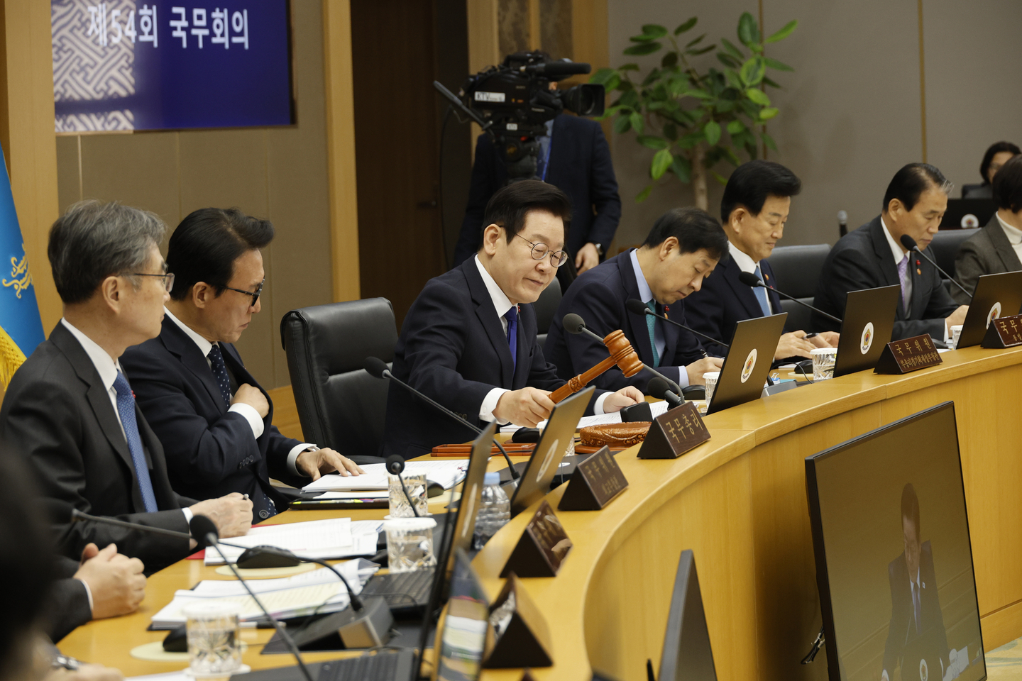 President Lee Jae Myung, second from left, presides over a Cabinet meeting at the government complex in Sejong on Dec. 16. [JOINT PRESS CORPS]