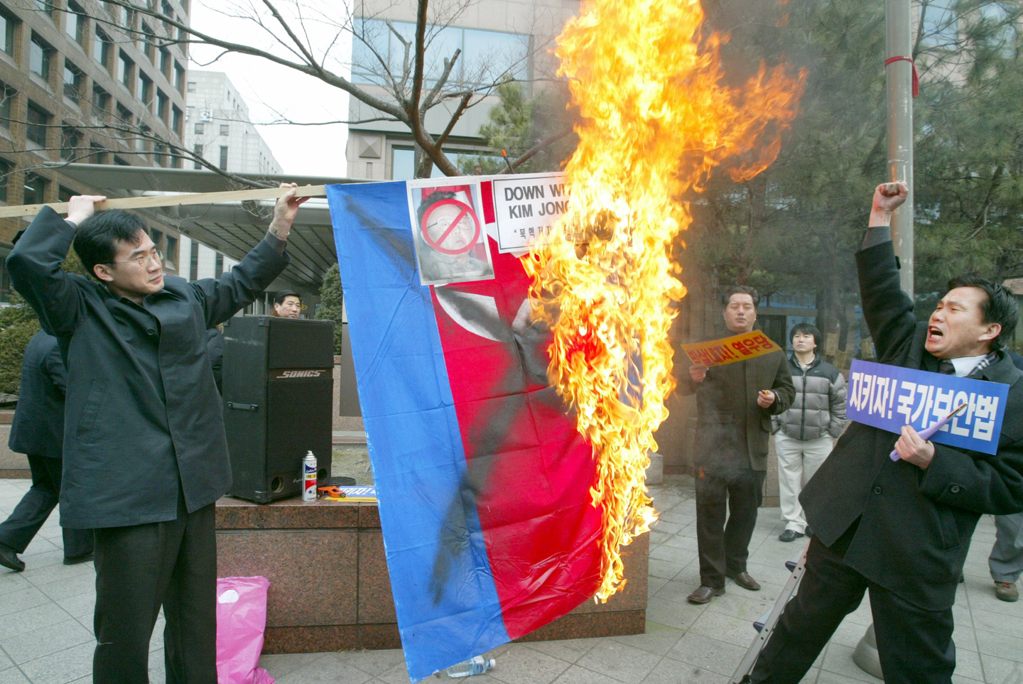 Protesters burn a North Korean flag during a rally to keep the National Security Act in an undated file photo. [JOONGANG ILBO]