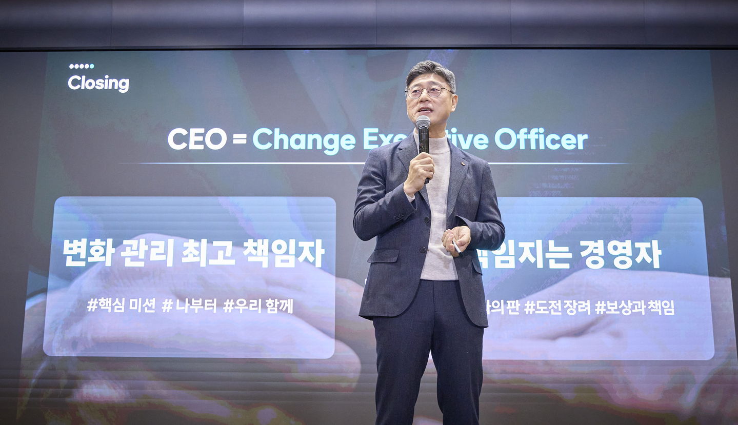 Jung Jai-hun, the CEO of SK Telecom, speaks during his first town hall meeting with employees at the company’s Supax Hall headquarters in Euljiro, central Seoul, on Dec. 16. [SK TELECOM]