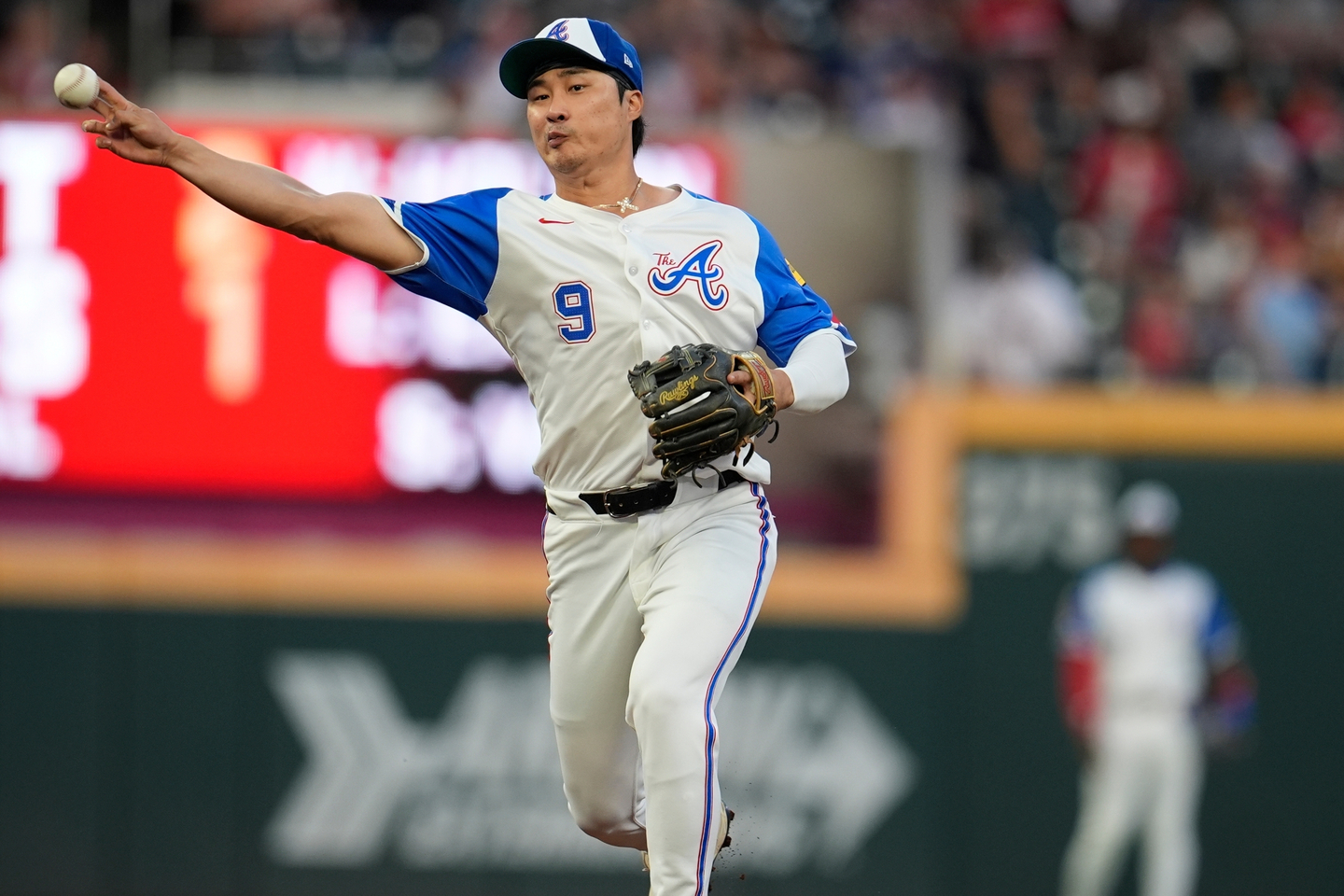 Atlanta Braves shortstop Kim Ha-seong fields a ball hit by Pittsburgh Pirates' Oneil Cruz in the first half of an MLB game on Sept. 27 in Atlanta. [AP/YONHAP]