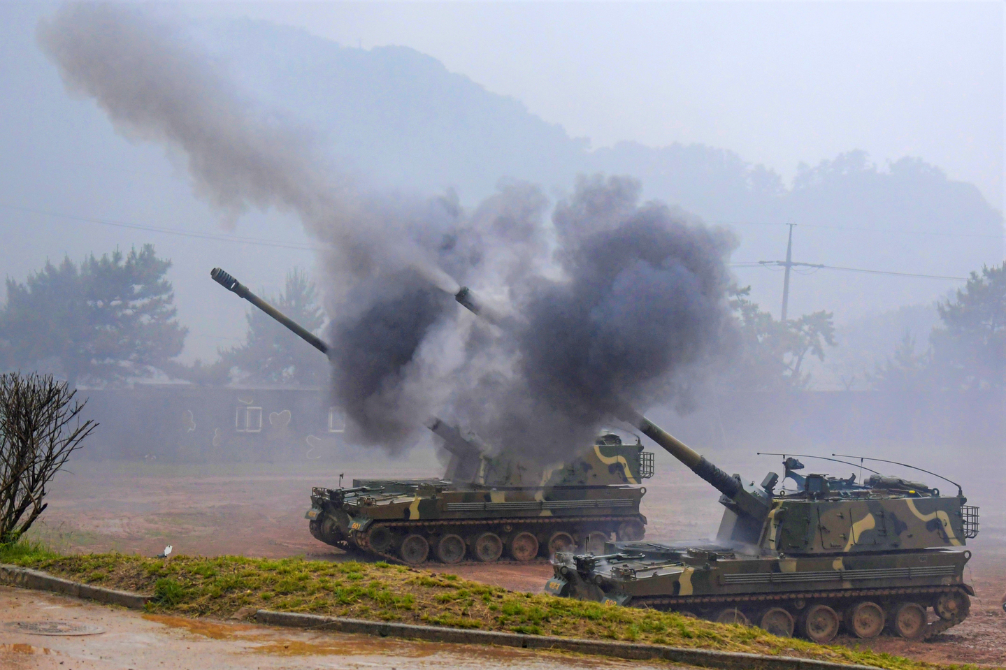 K9 howitzers are seen during a firing drill held near the Northern Limit Line (NLL) on June 25. [NEWS1]