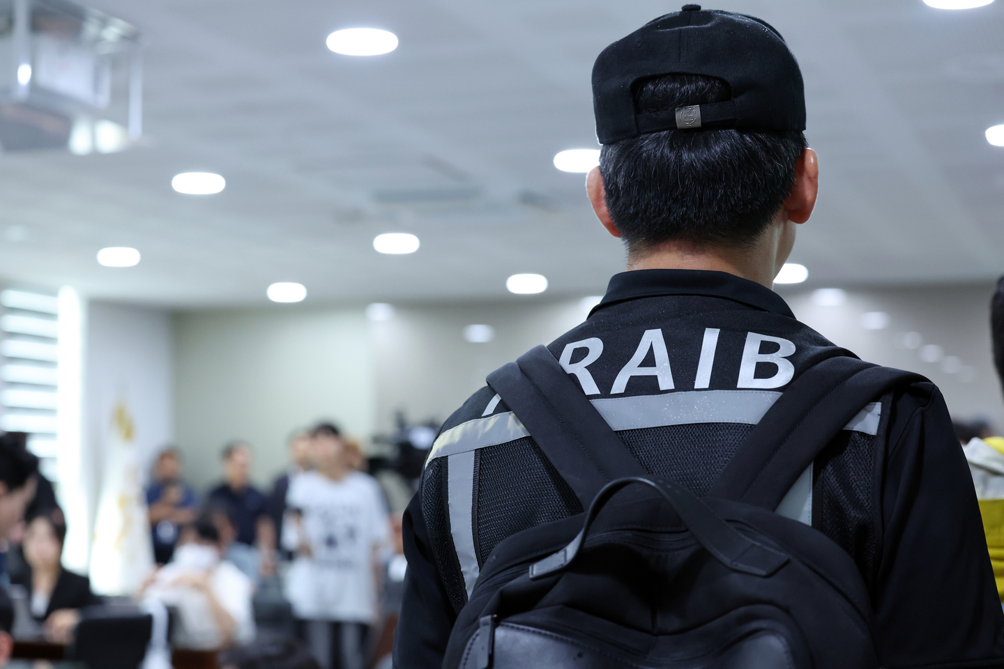 Officials from the Aviation and Railway Accident Investigation Board leave the briefing room on the third floor of the management building at Muan International Airport in South Jeolla on July 19, after a scheduled briefing on the detailed engine analysis related to the Jeju Air crash was canceled. [YONHAP]
