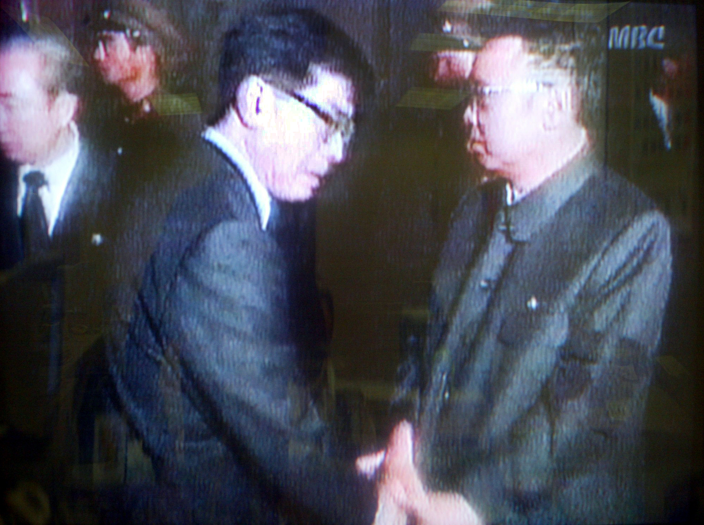 Footage aired by local broadcaster MBC shows the moment when philosopher Song Du-yul meets ex-North Korean leader Kim Jong-il when regime founder Kim Il-sung died in 1994. [JOONGANG ILBO]