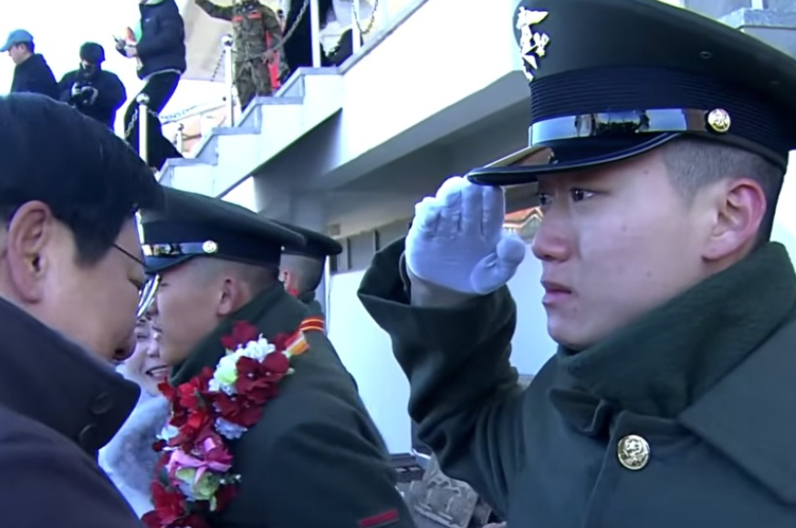 Park Se-hyeon, right, the grandson of former President Park Chung Hee (1917-1979), salutes to his father, Park Ji-man, chairman of EG, during a graduation ceremony for the 1,323rd class of new recruits at the Marine Corps Education and Training Group in Pohang, North Gyeongsang, on Dec. 4. [SCREEN CAPTURE]