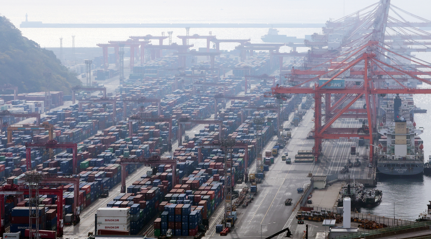 Trade containers are stacked at Busan Port on Dec. 1. [YONHAP] 