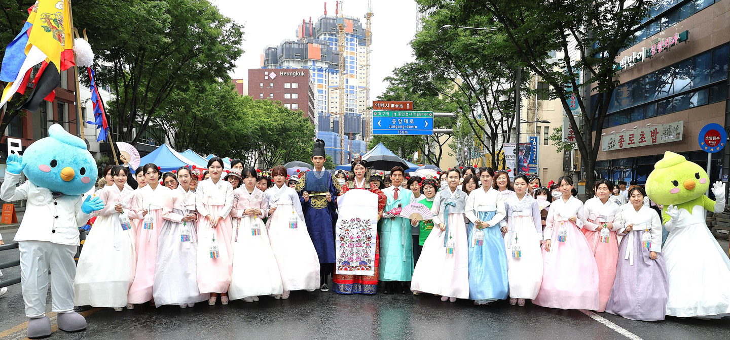 Festivalgoers are seen during the Powerful Daegu Festival in May this year [DALSEO DISTRICT OFFICE]