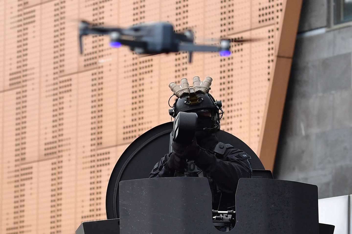 Police conduct an antiterrorism exercise involving drones in Gyeongju, North Gyeongsang, on Oct. 20. [NEWS1]