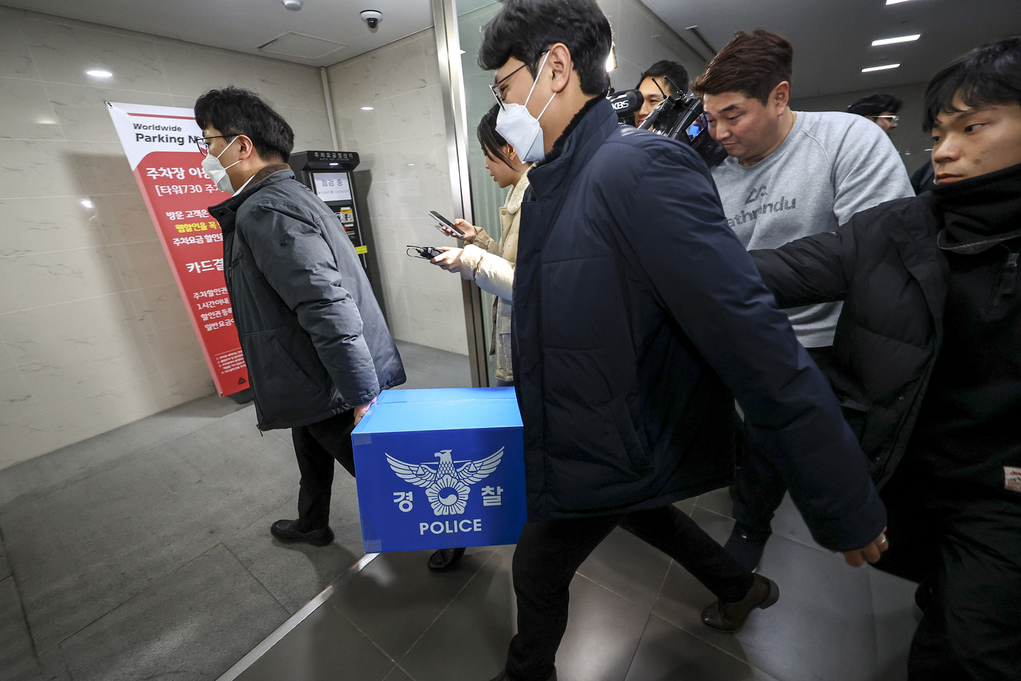 Police officers carry seized materials out of Coupang’s headquarters in Songpa District, southern Seoul, on the afternoon of Sept. 9, after completing a search and seizure as part of a forced investigation into a massive personal data leak. [NEWS1]
