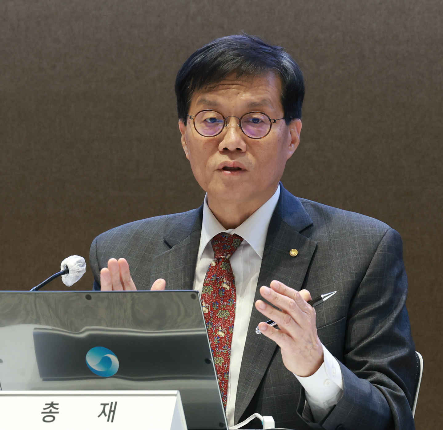 Bank of Korea Gov. Rhee Chang-yong speaks in a press conference on inflation held in central Seoul on Dec. 17. [BOK]