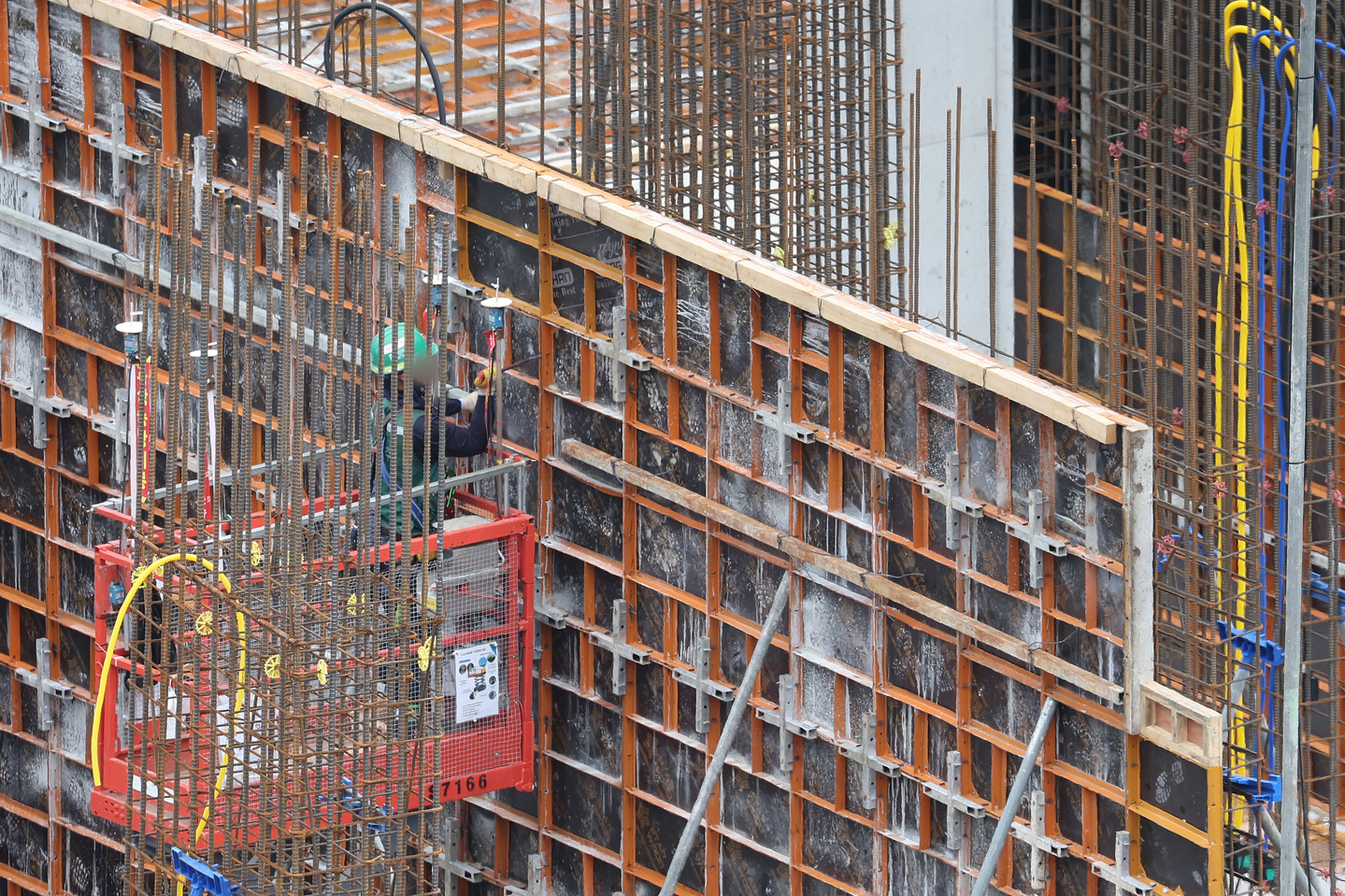 A builder working at an apartment construction site in Seoul on Aug. 11. [YONHAP]