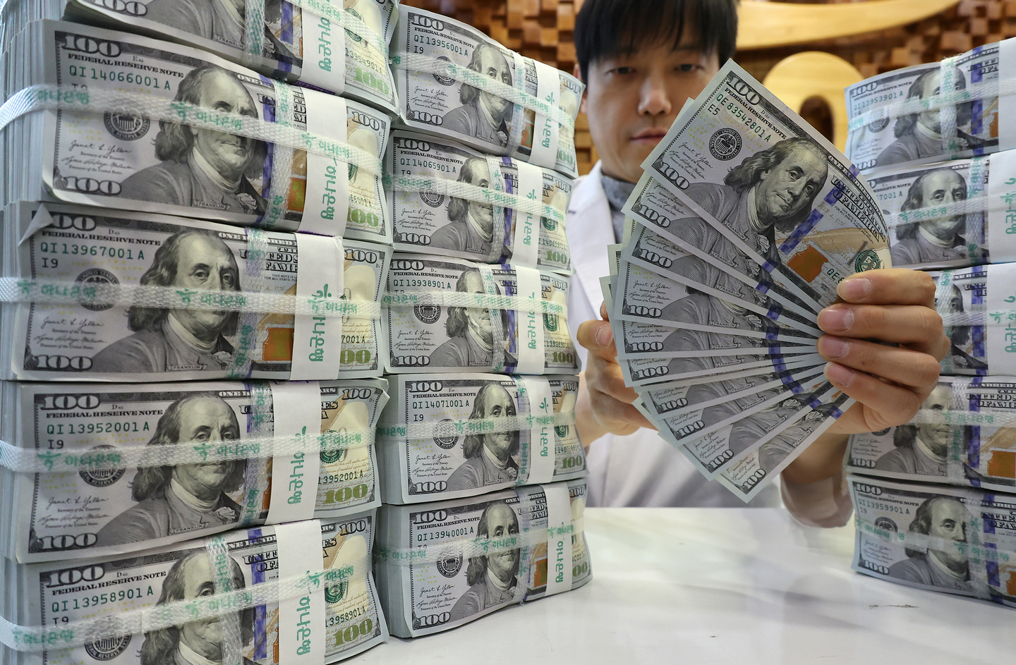 An employee counts U.S. bills at Hana Bank’s Counterfeit Response Center in Jung District, central Seoul, on Dec. 17, after the won-dollar exchange rate climbed further on foreign investors’ stock sell-offs and briefly surpassed the 1,480 won mark during intraday trading. [YONHAP]