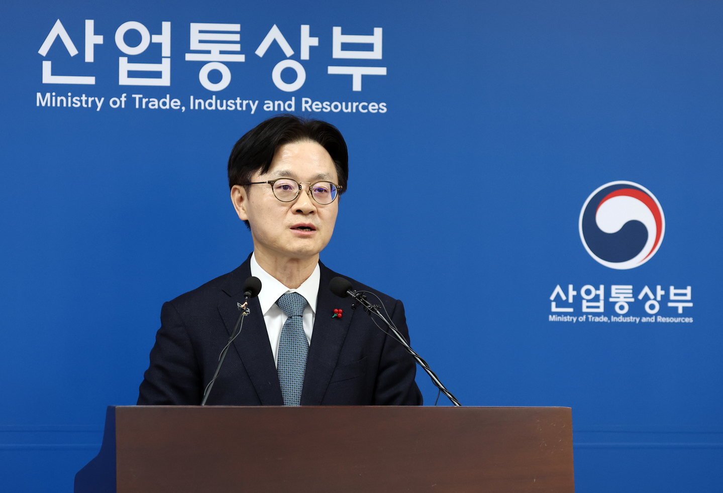 Industry Minister Kim Jung-kwan briefs President Lee Jae Myung on his ministry's policy goals for 2026 in Sejong on Dec. 17. [YONHAP]