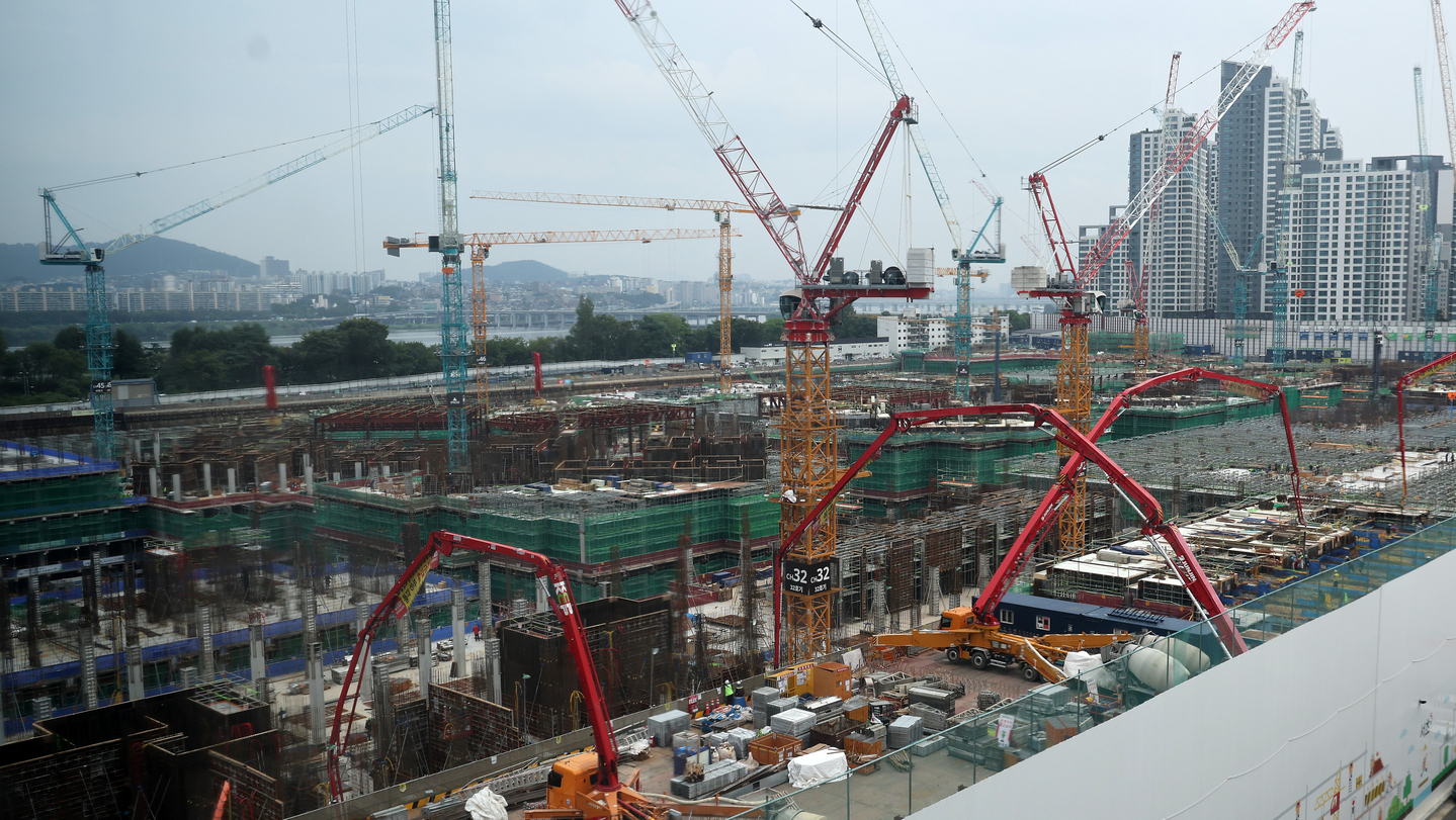 An apartment construction site in seen in Seoul on Aug. 11. [YONHAP]