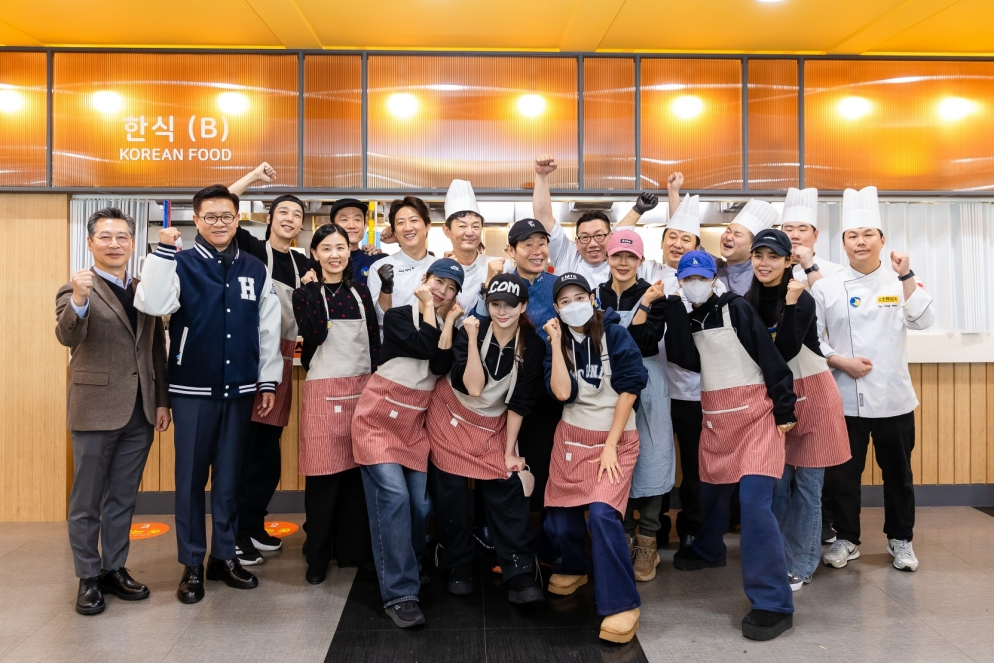 Chef Lee Yeon-bok, center, poses for a photo with other participants of Hanyang University's ″1,000 won breakfast″ program on Dec. 15. [HANYANG UNIVERSITY]