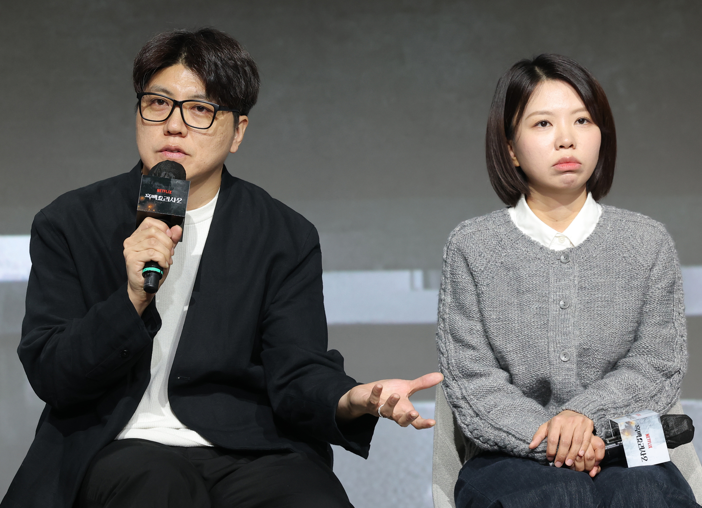 Netflix's ″Culinary Class Wars 2″ producer Kim Hak-min, left, speaks alongside producer Kim Eun-ji during a news conference for the show held in Jongno District, central Seoul, on Dec. 17. [NEWS1]