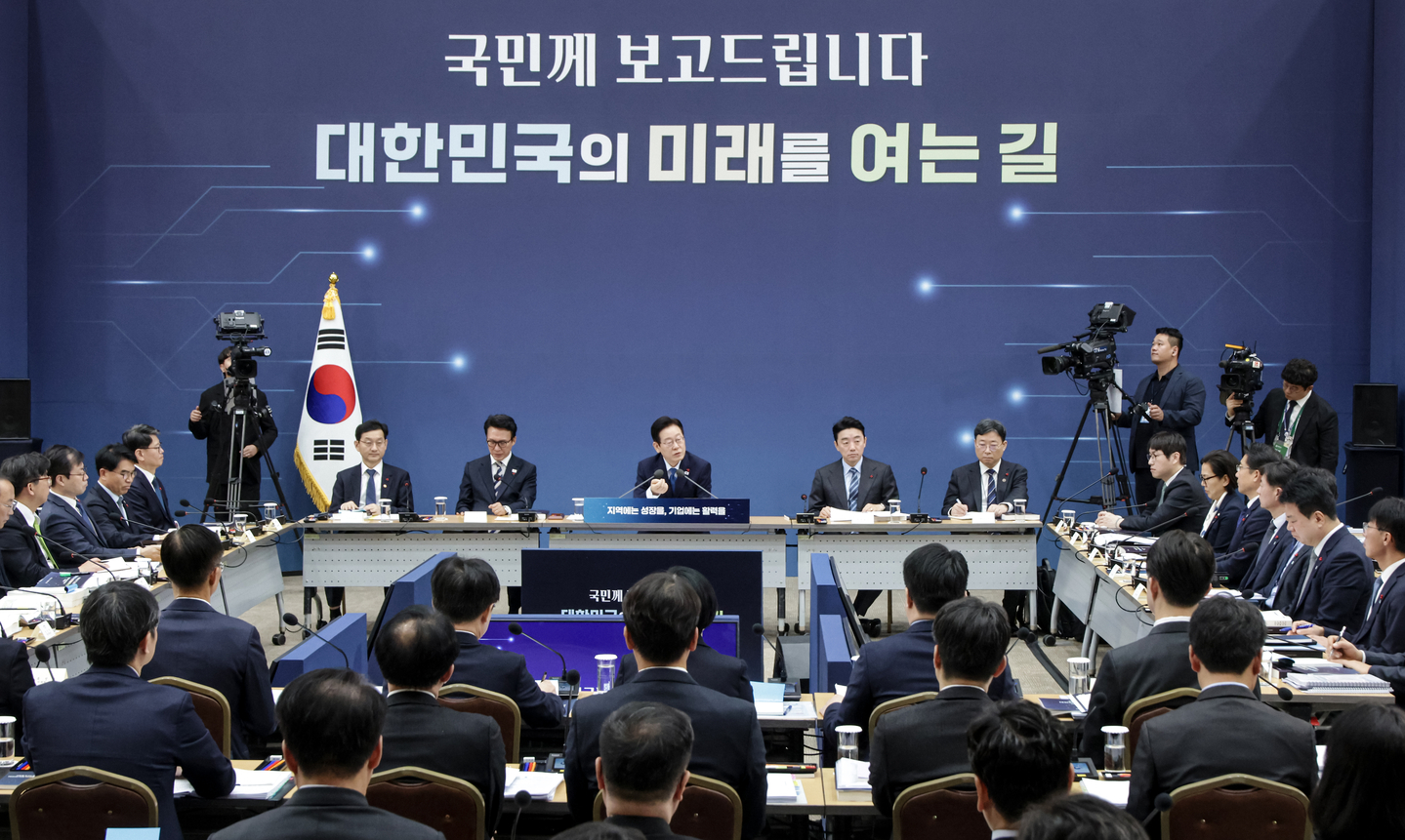 President Lee Jae Myung speaks at a policy briefing held in Sejong on Dec. 17. [JOINT PRESS CORPS]