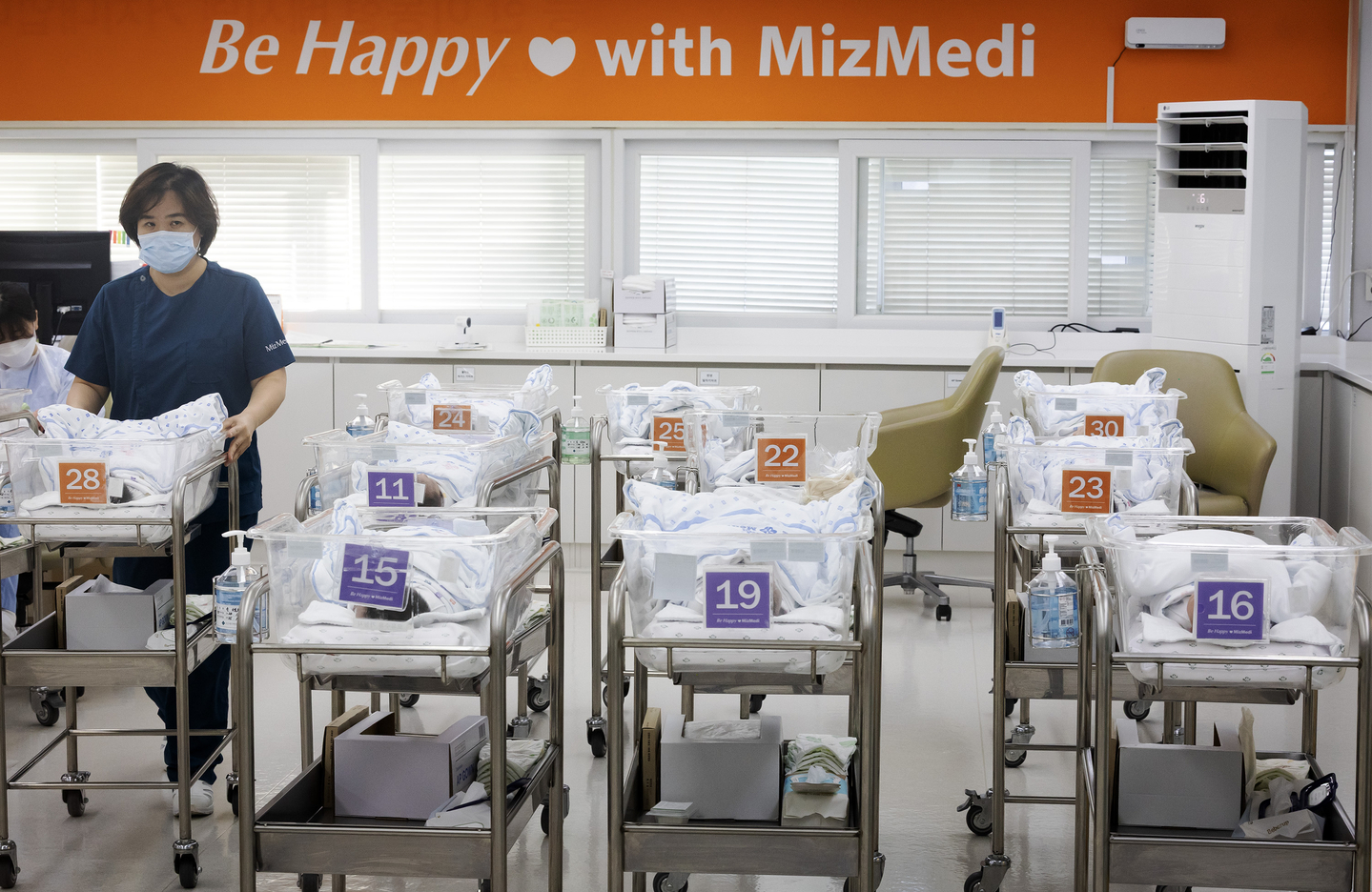 The photo shows the newborn unit at MizMedi Hospital in Gangseo District, western Seoul, on Feb. 26. [JUN MIN-KYU] 