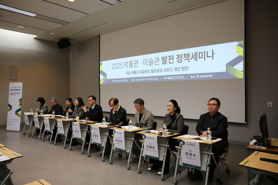 Participants are seen speaking during a debate seminar hosted by the Korean Museum Association at the National Museum of Korea in Yongsan District, central Seoul on Dec. 9. [KOREAN MUSEUM ASSOCIATION]