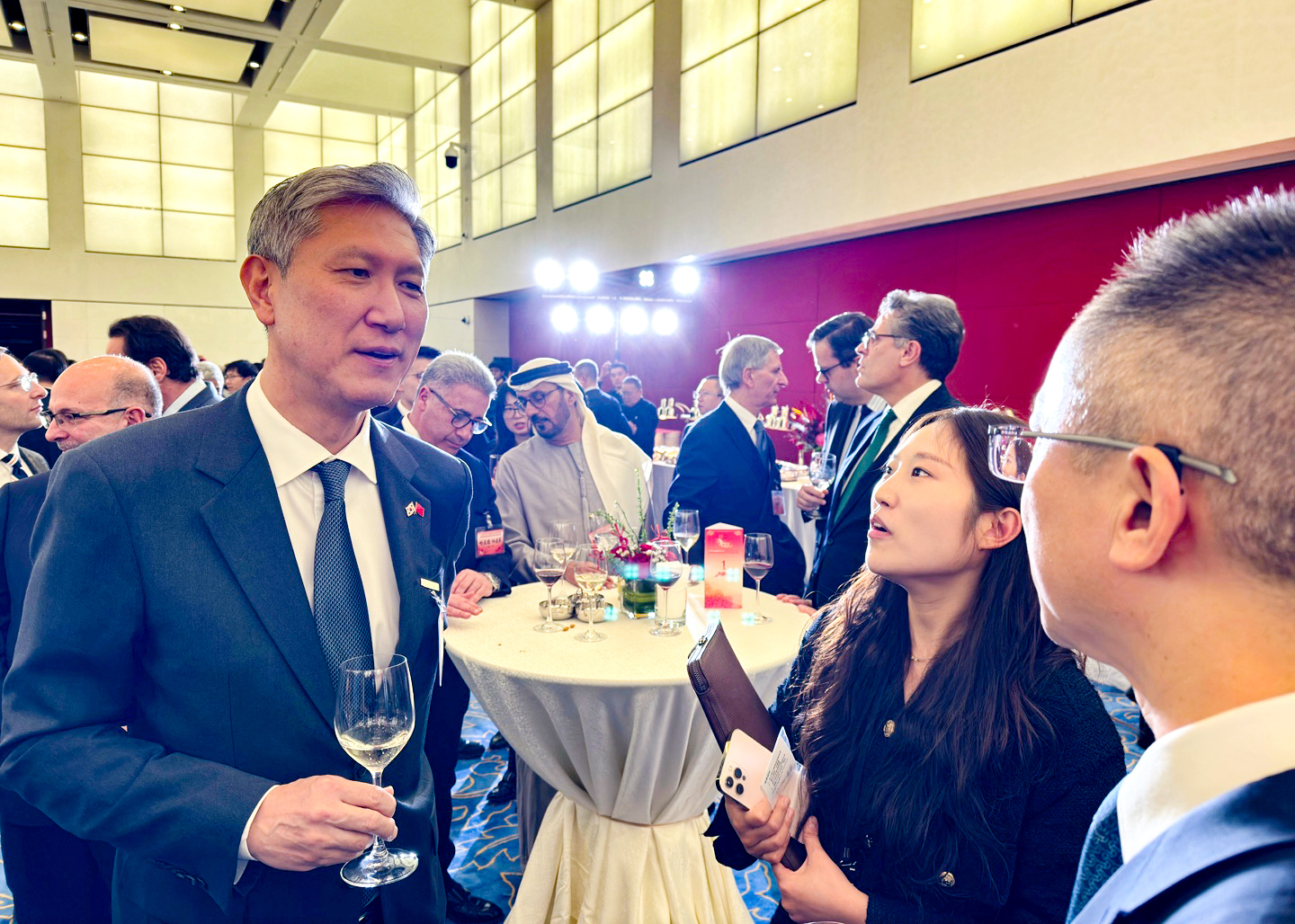 Korean Ambassador to China Ro Jae-hun, left, speaks with a Chinese official during a reception event at the National Museum of China in Beijing on Dec. 16. [YONHAP] 