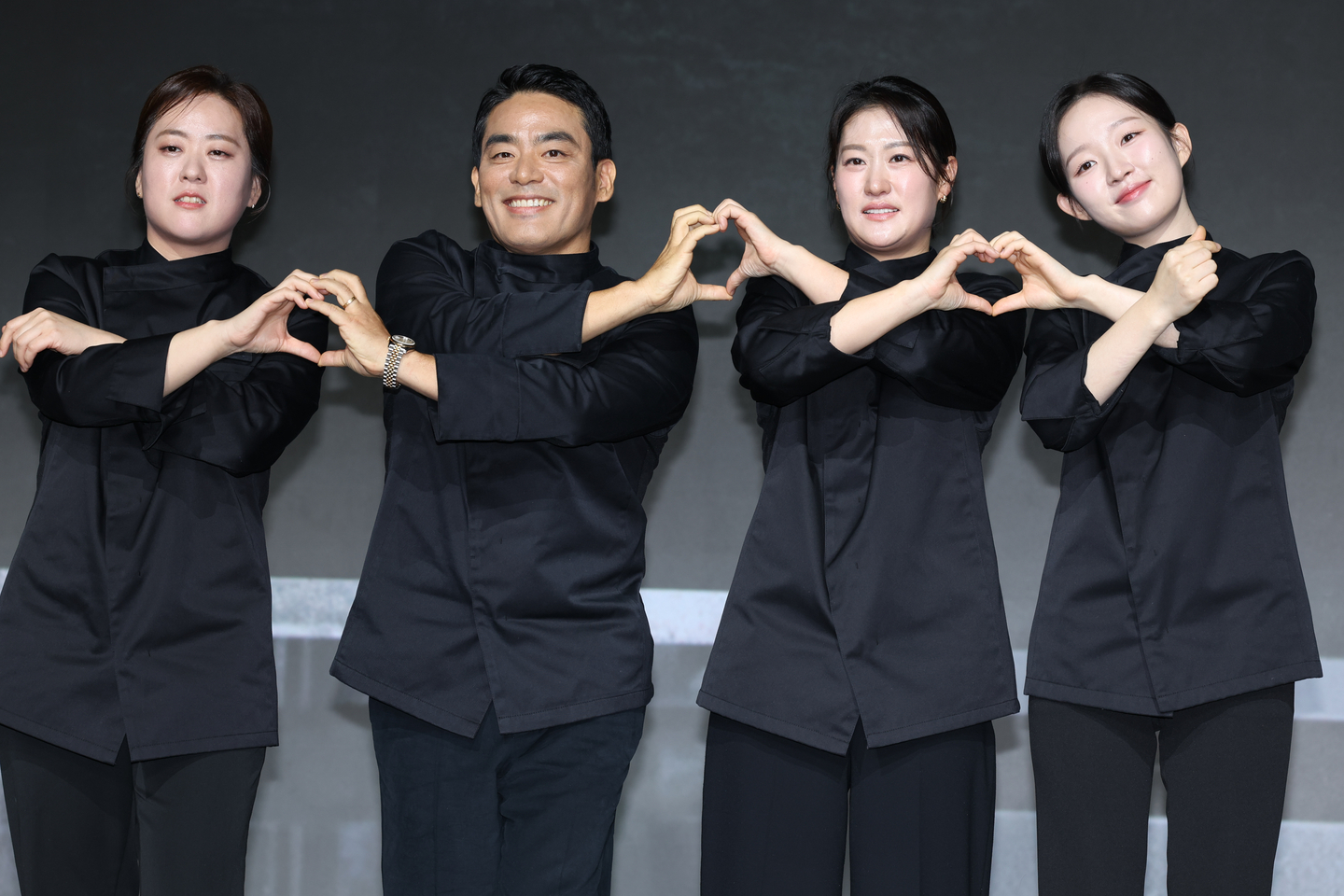 Black Spoon contestants from Netflix's ″Culinary Class Wars 2″ pose for photos during a news conference for the show held in Jongno District, central Seoul, on Dec. 17. From left are Witch with a Wok, French Papa, Brewmaster Yun and Little Tiger. [YONHAP]