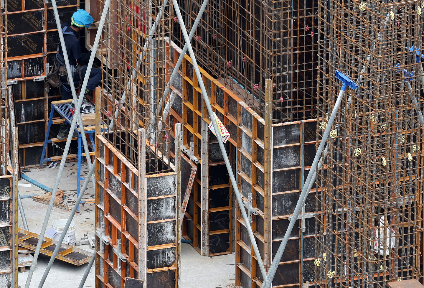 An apartment construction site in seen in Seoul on Aug. 11. [YONHAP]