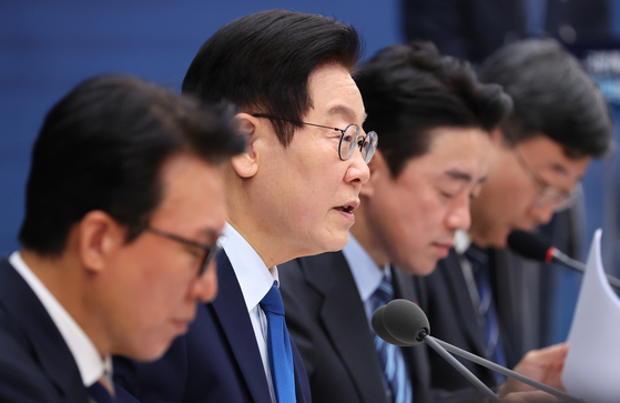 President Lee Jae Myung speaks at a policy briefing held in Sejong on Dec. 17. [YONHAP]