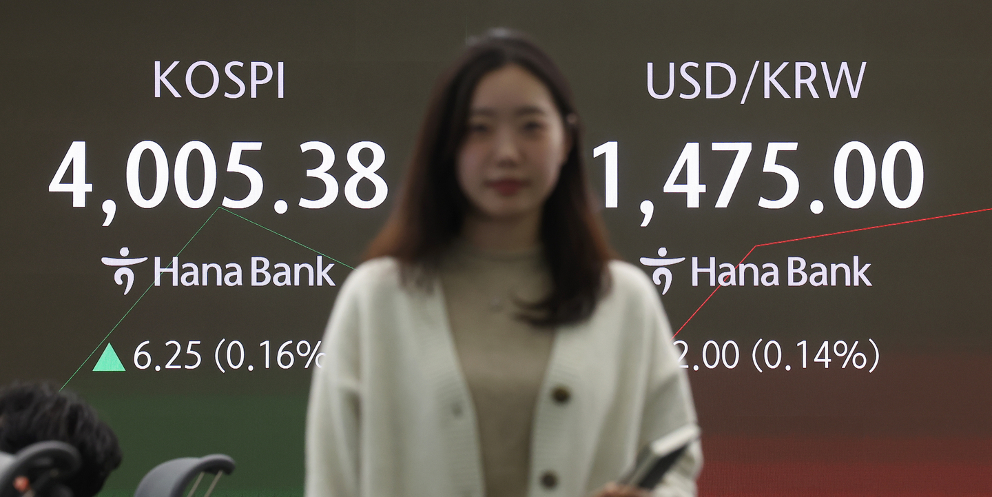 A screen in Hana Bank's trading room in central Seoul shows the Kospi opening on Dec. 17. [YONHAP] 