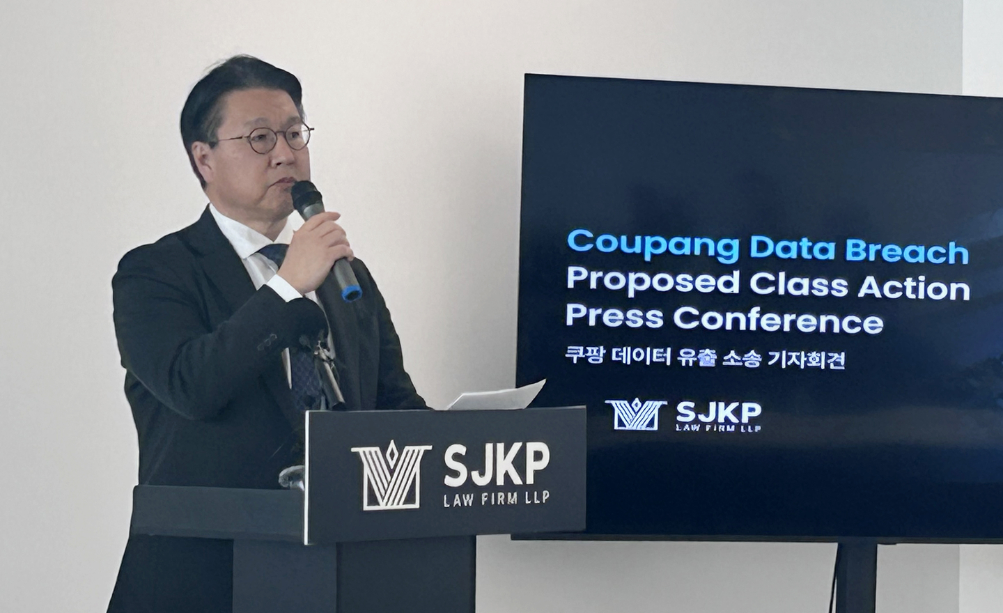Kim Kuk-il, the managing partner of Daeryun Law Firm, speaks during a press conference, announcing a class action lawsuit against Seattle-based Coupang at the law firm's New York office in Manhattan on Dec. 8. [NEWS1]