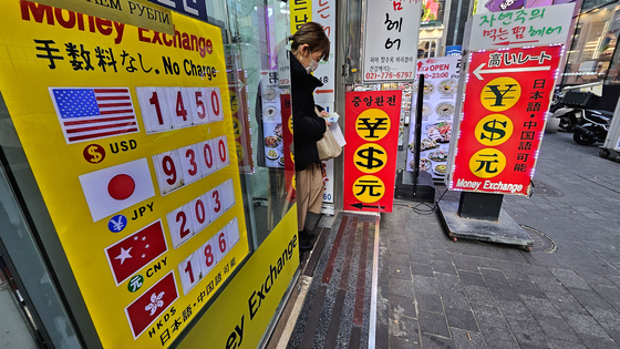 Exchange rates are displayed at a currency exchange booth on Myeongdong Street in central Seoul on Nov. 26. [JOONGANG ILBO]