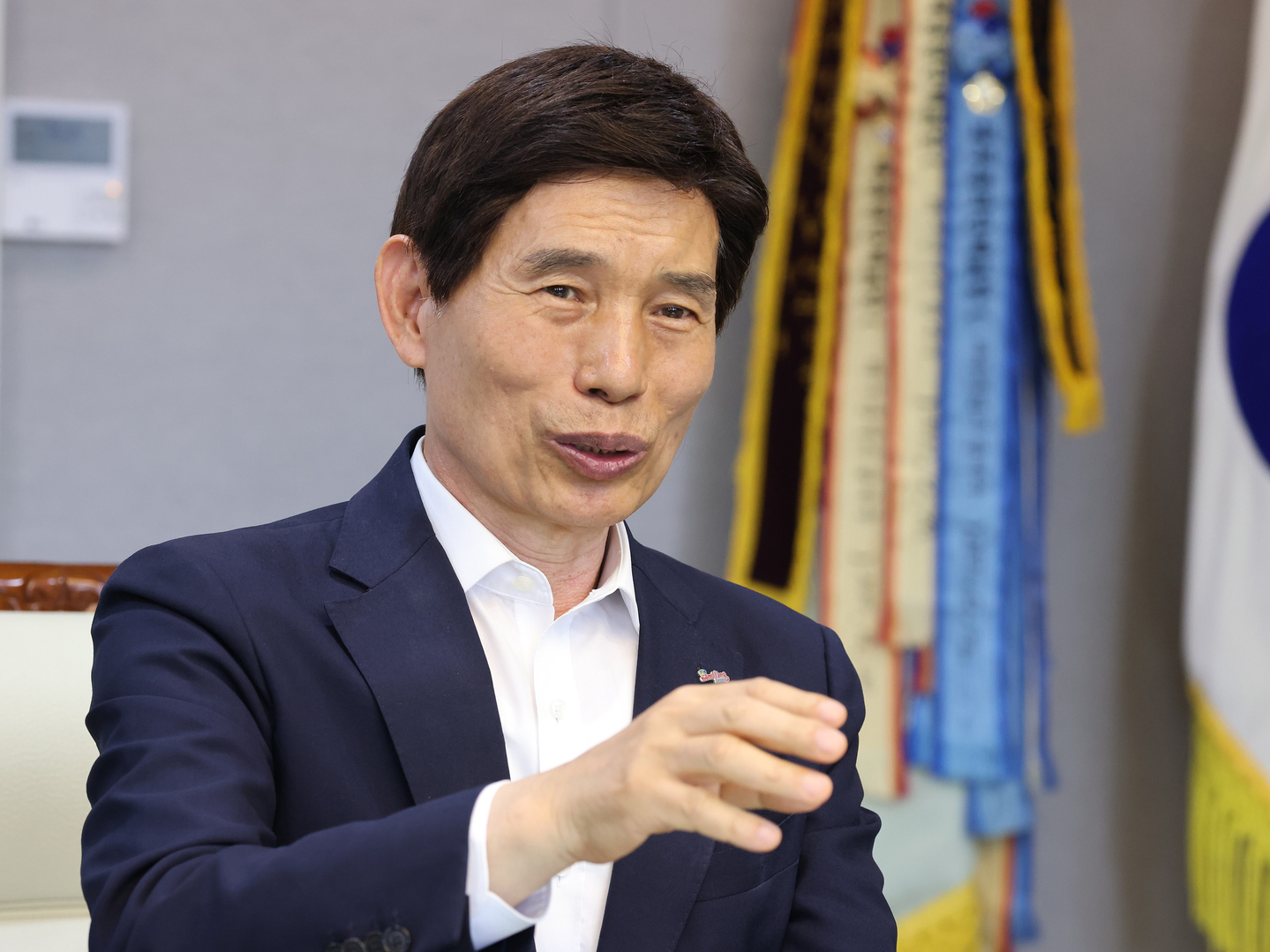 Daegu Dalseo District Mayor Lee Tae-hoon speaks during an interview with the JoongAng Ilbo on Dec. 1. [DALSEO DISTRICT OFFICE]