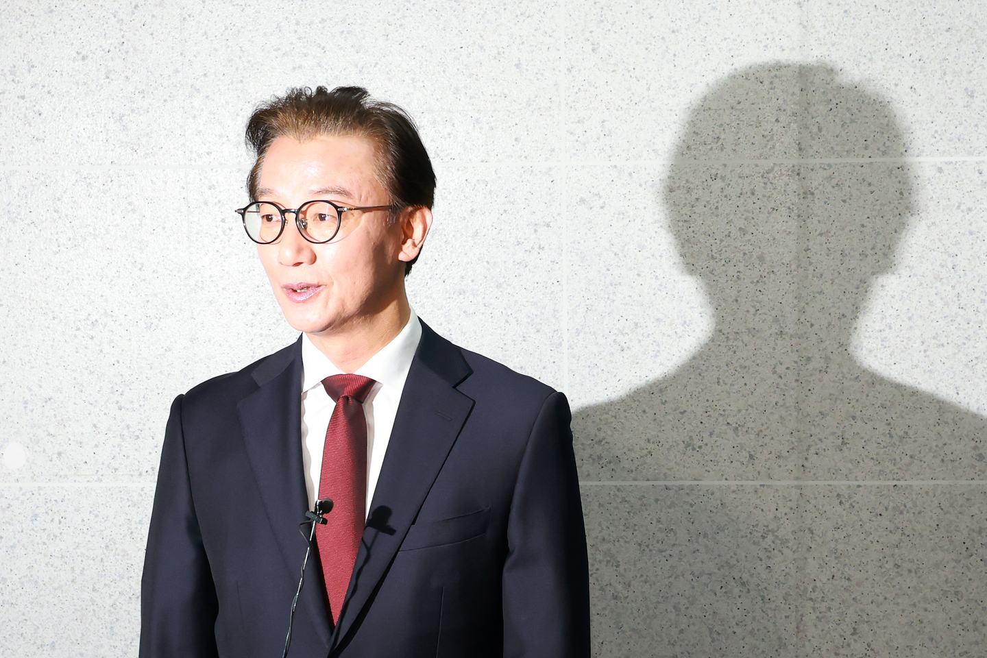 Former Oceans and Fisheries Minister Chun Jae-soo answers questions from reporters as he leaves his office inside the National Assembly in western Seoul on Dec. 15. [YONHAP]