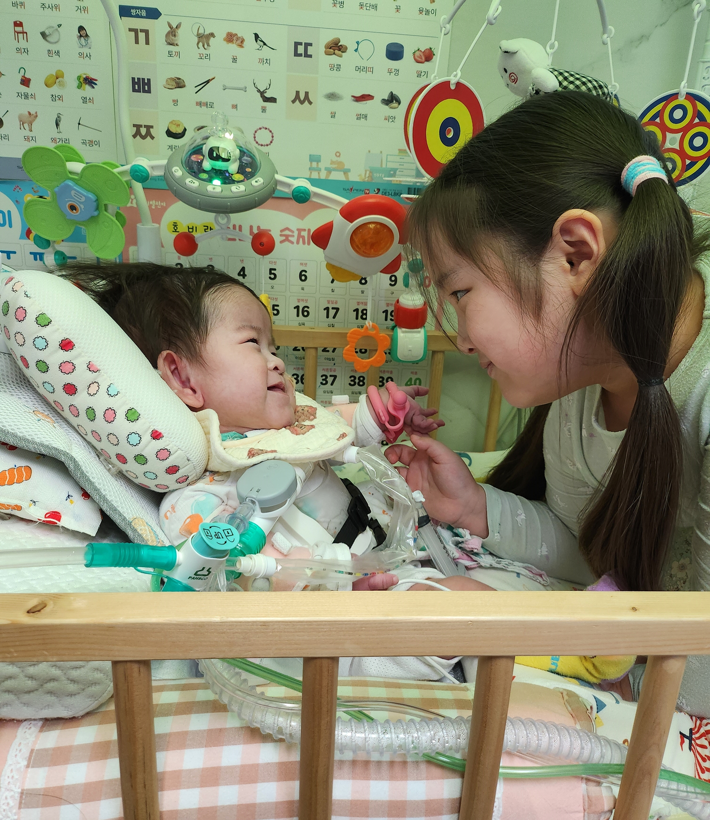 Park Seo-rin plays with her with her older sister at the family's home [SEOUL ASAN MEDICAL CENTER]
