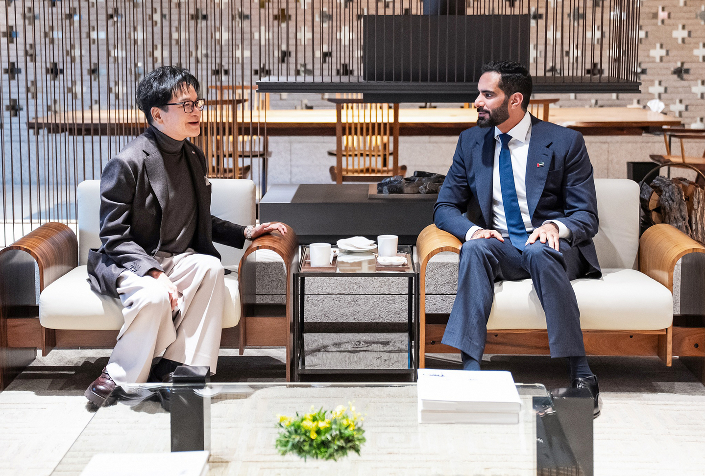 Lee Jae-hyun, CJ Group chairman, left, meets with Sheikh Salem bin Khalid Al Qassimi, the culture minister of the United Arab Emirates, at CJ HumanVille in central Seoul on Dec. 16. [YONHAP]