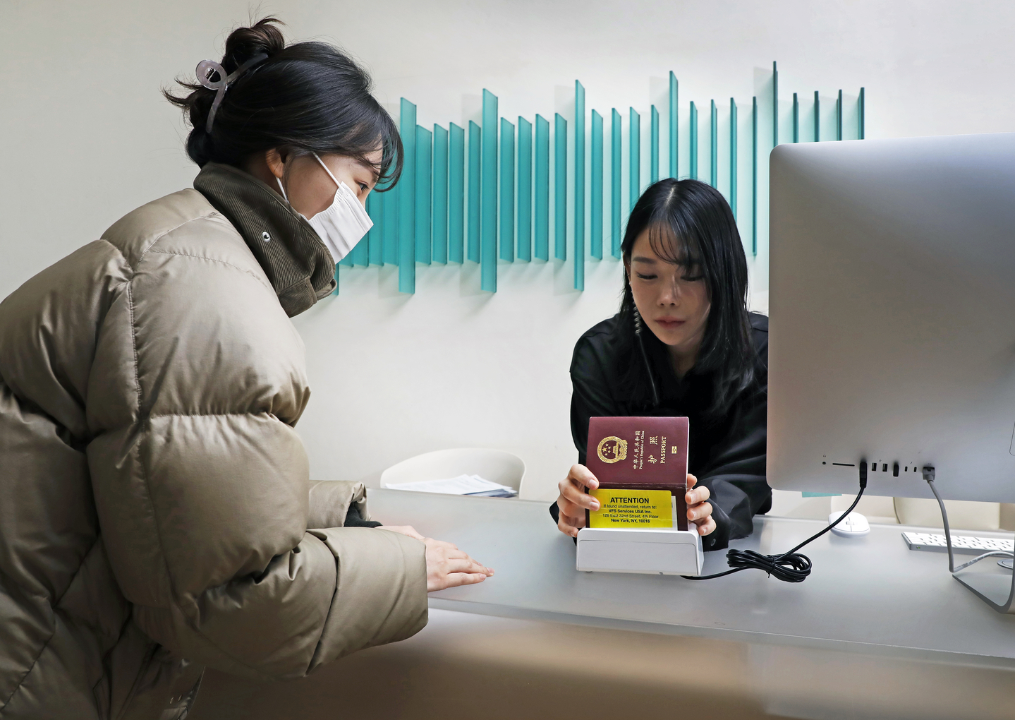 An employee demonstrates how to use the value-added tax refund device at Mili Clinic in Gangnm District, southern Seoul, on Dec. 12. [PARK SANG-MOON]