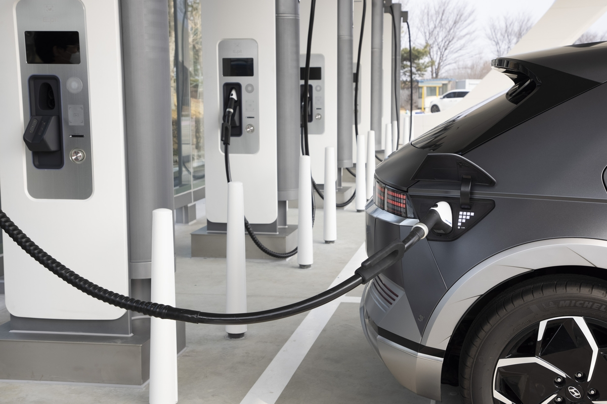 This photo provided by Hyundai Motor shows a PnC-enabled charging station [HYUNDAI MOTOR]