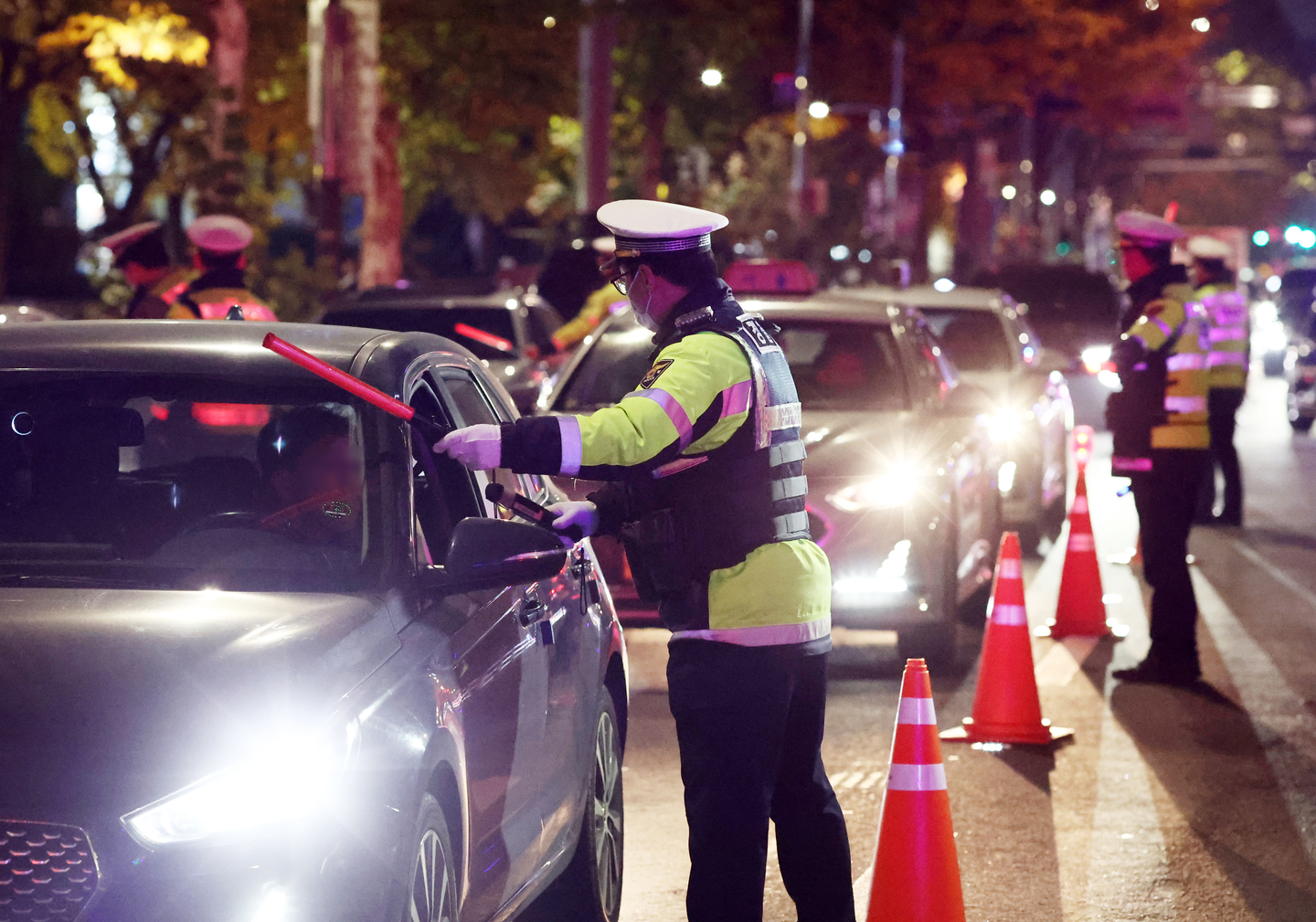 Police officers launch a crackdown on driving under the influence of alcohol near Gongdeok Station in western Seoul on Nov. 21. [YONHAP] 