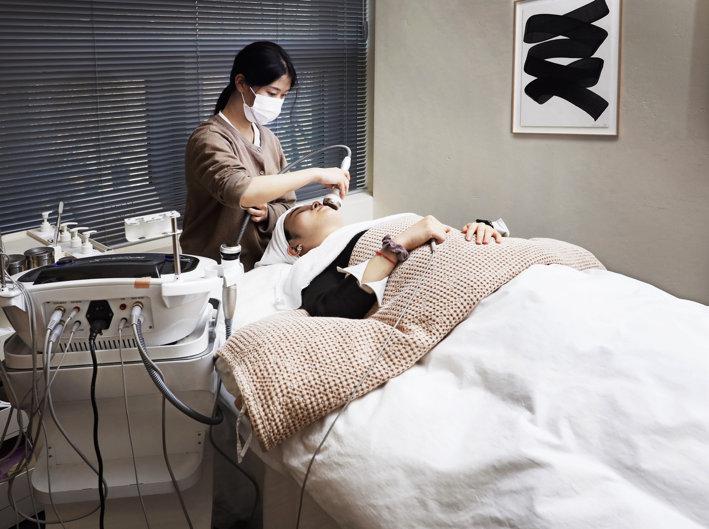 A model demonstrates receiving a beauty treatment at Mili Clinic in Gangnam District, southern Seoul, on Dec. 12. [PARK SANG-MOON]