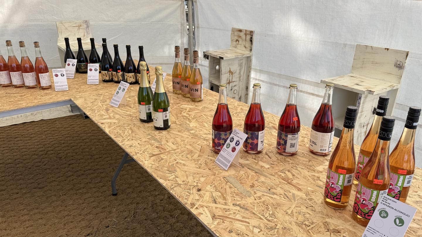 No- and low-alcohol beverages are showcased at Artist Bottle Club’s booth during an event on Nov. 1. [WOO JI-WON]