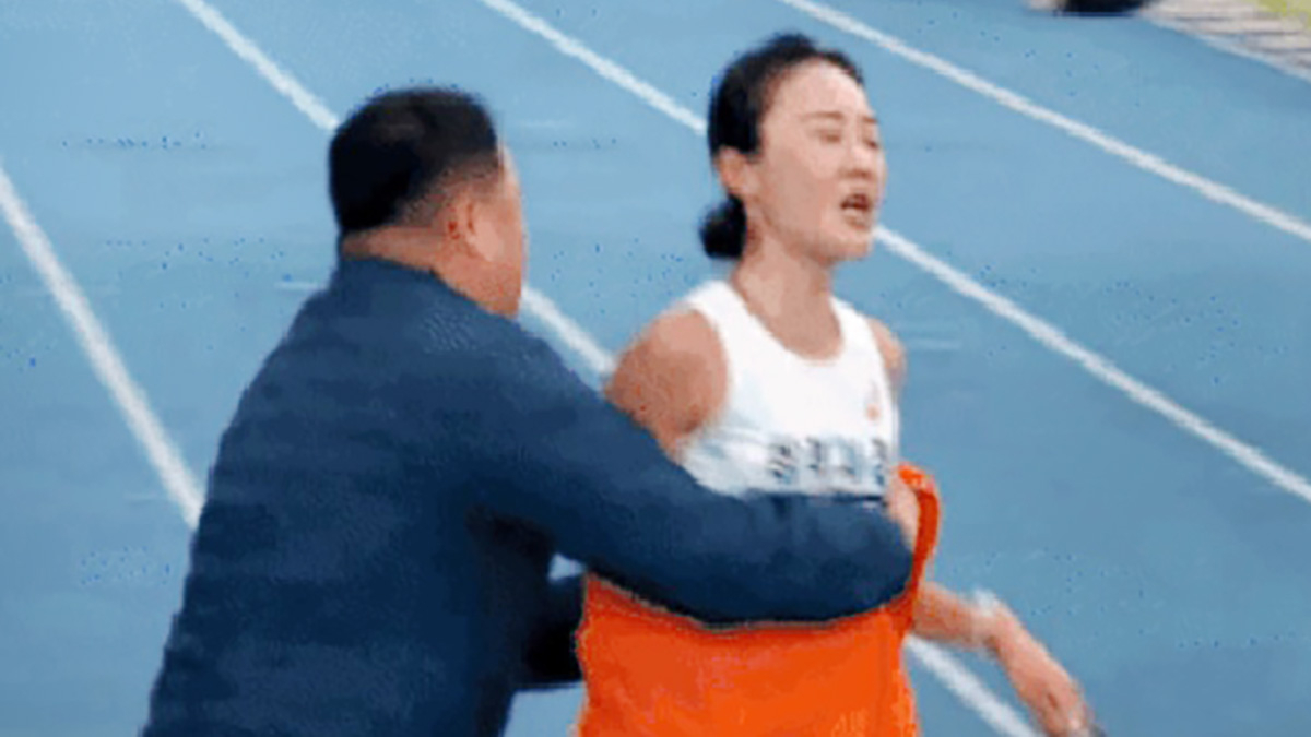 Lee Su-min, the women’s domestic winner of the 2025 Incheon International Marathon, pushes past her coach Kim Wan-gi after crossing the finish line on Nov. 23 as seen in this video from KBS N Sports. [SCREEN CAPTURE]
