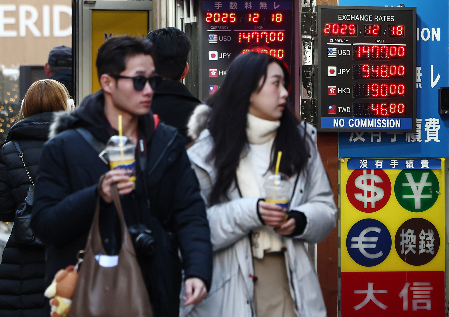 Electronic display boards at a foreign exchange booth shows the rate in Seoul on Dec. 18. [NEWS1] 