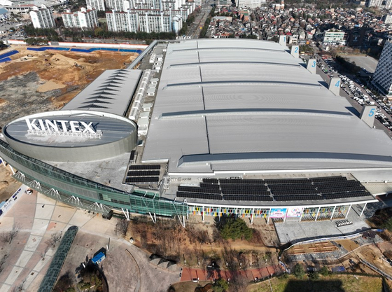 The Goyang Special City government announced on Dec. 18 that it has opened a new solar power facility, built on the rooftop space of Kintex Exhibition Hall 1 in Daehwa-dong, Ilsanseo-gu, Goyang, Gyeonggi. This photo shows the solar panels installed on the Kintex rooftop, which will begin operations next month. [YONHAP]